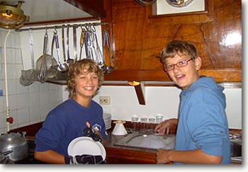 (Foto: Schüler in der Kombüse)